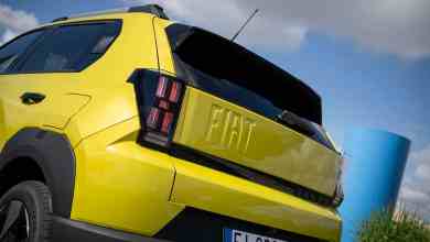 Arrière d'une Fiat Grande Panda jaune en finition La Prima