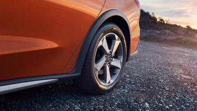 Arrière d'une Ford Focus Active Wagon orange