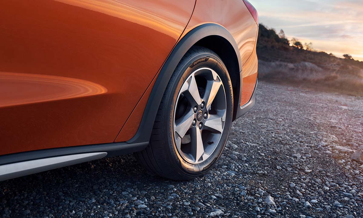 Arrière d'une Ford Focus Active Wagon orange