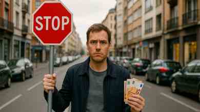 Homme qui tient un panneau stop dans sa main