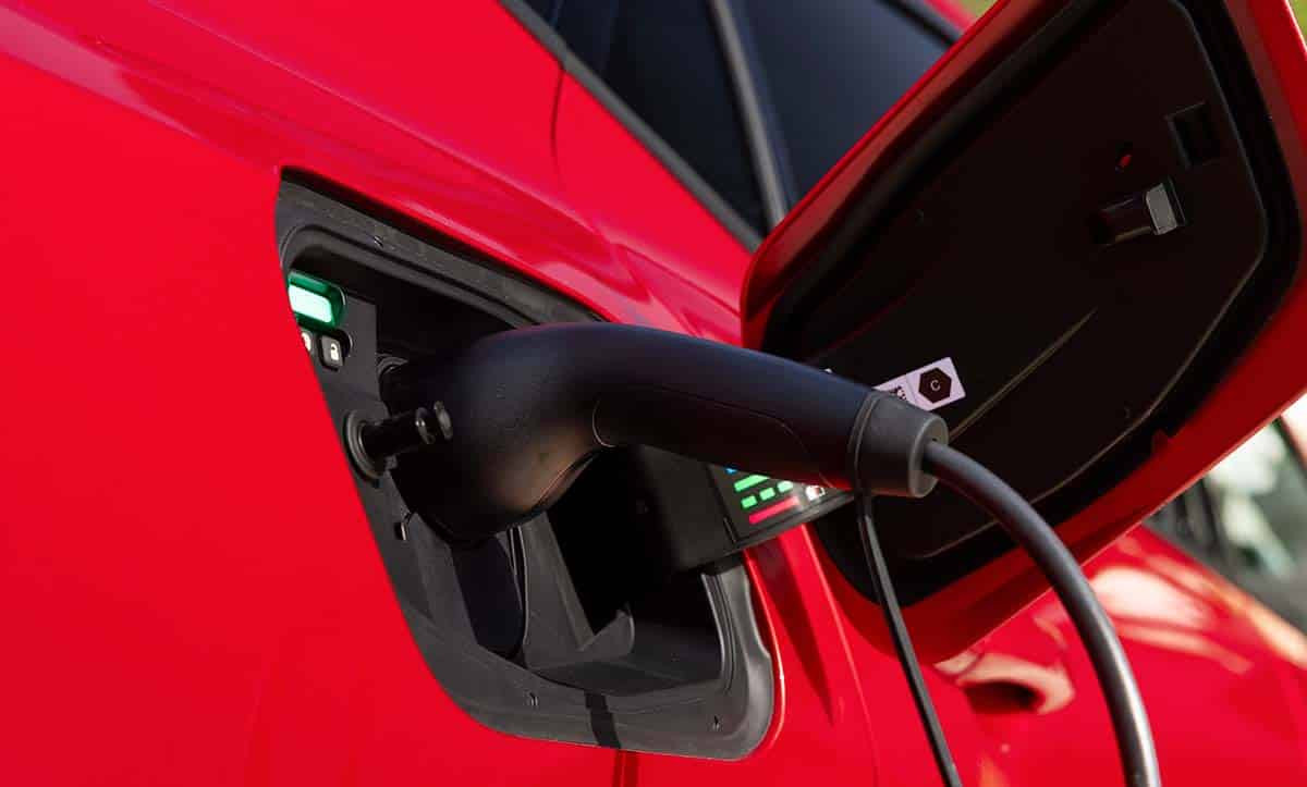 Trappe de recharge d'un Renault Rafale rouge