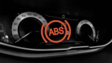 Voyant ABS allumé sur un tableau de bord de voiture