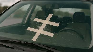 Pare-brise fissuré et réparé avec de l'adhésif