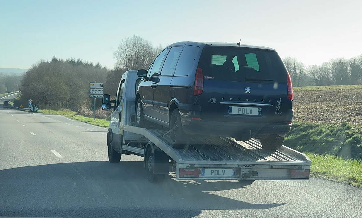 Peugeot 807 sur une dépanneuse
