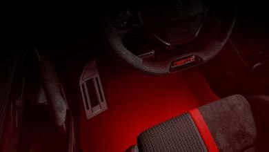 Moquette rouge d'une Peugeot E-208 GTI