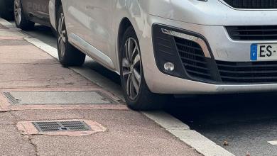 Utilitaire avec roues sur le trottoir