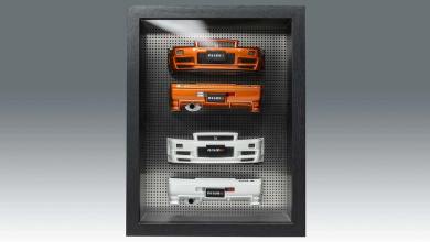 Cadre avec des pare-chocs miniatures de Nissan Skyline GT-R R34