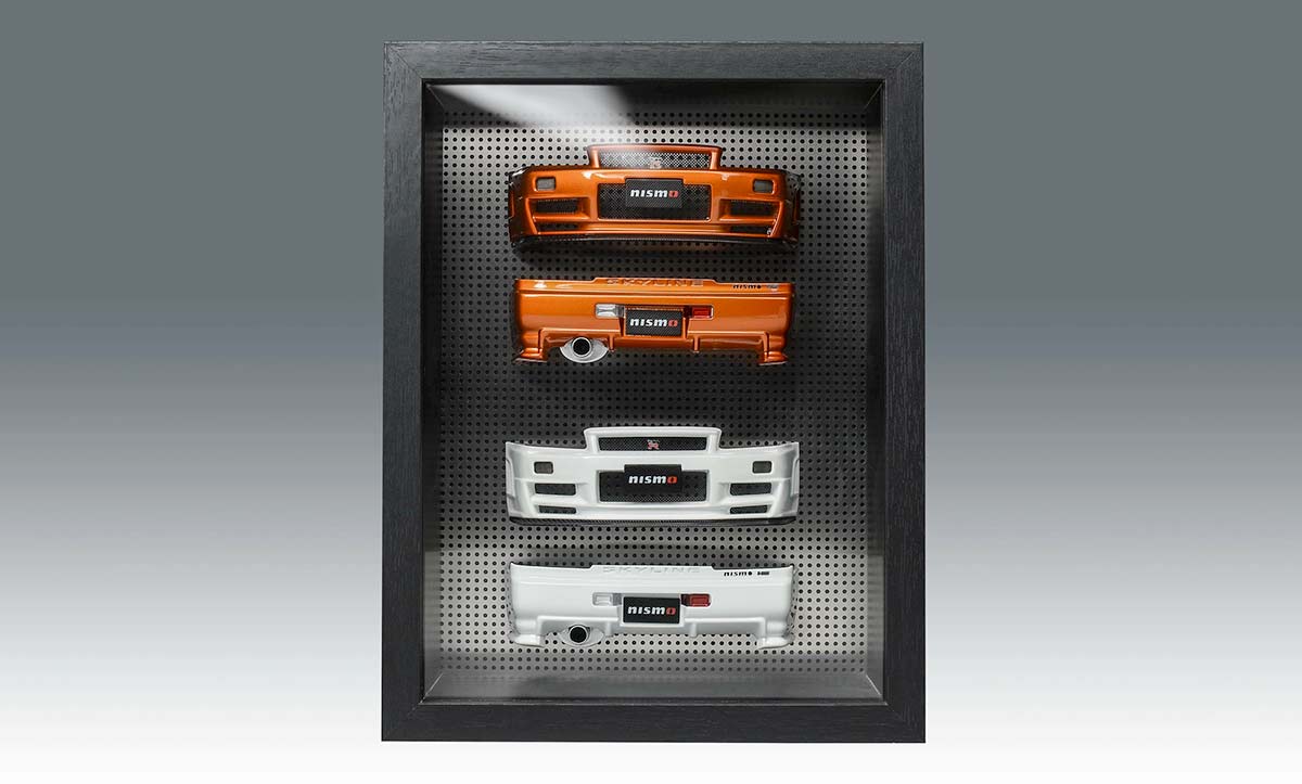 Cadre avec des pare-chocs miniatures de Nissan Skyline GT-R R34