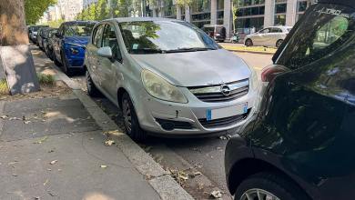 Opel Corsa D dans une rue parisienne