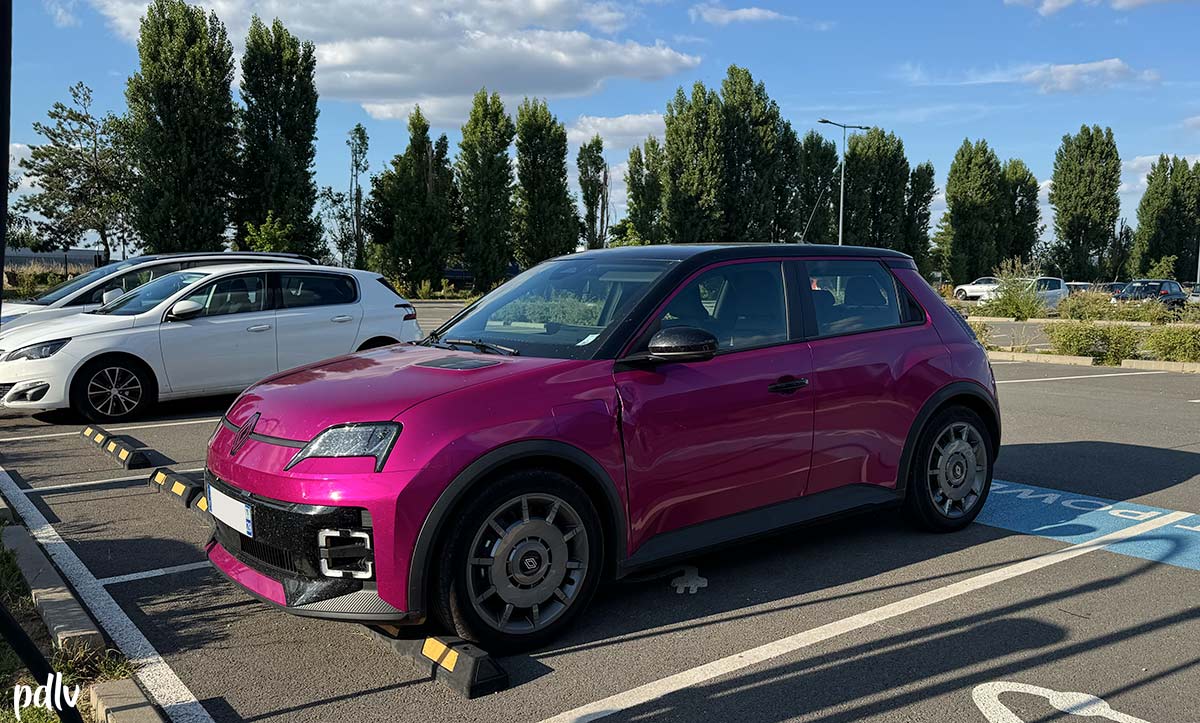 Renault 5 E-Tech rose