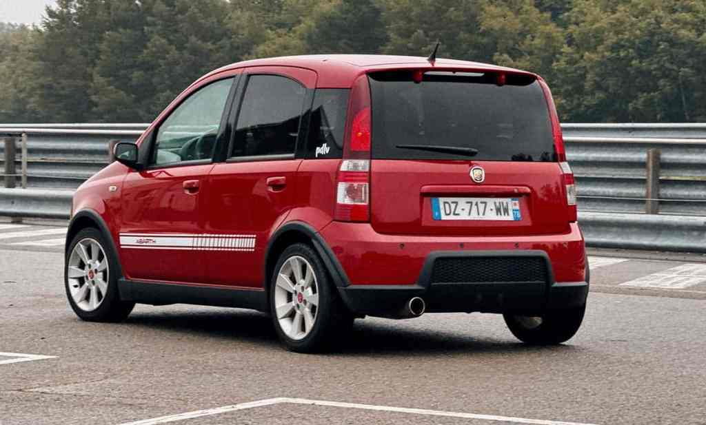 Fiat Panda 100HP rouge vue en 3/4 arrière