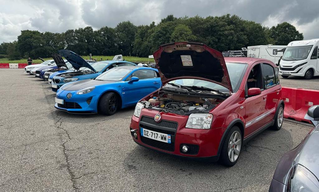Alignement de voitures sportives au circuit de Fay de Bretagne