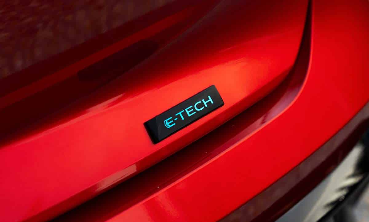 Logo E-Tech sur un Renault Rafale