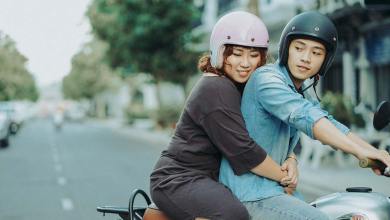 Un couple sur une moto