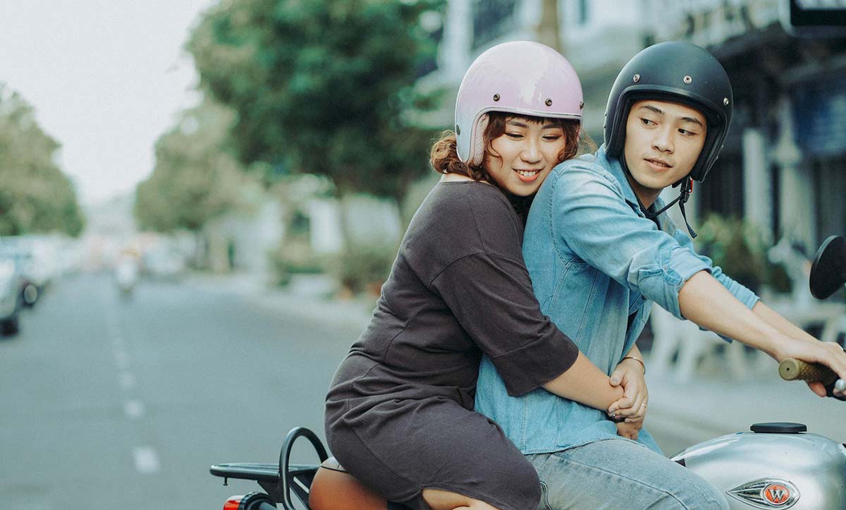 Un couple sur une moto