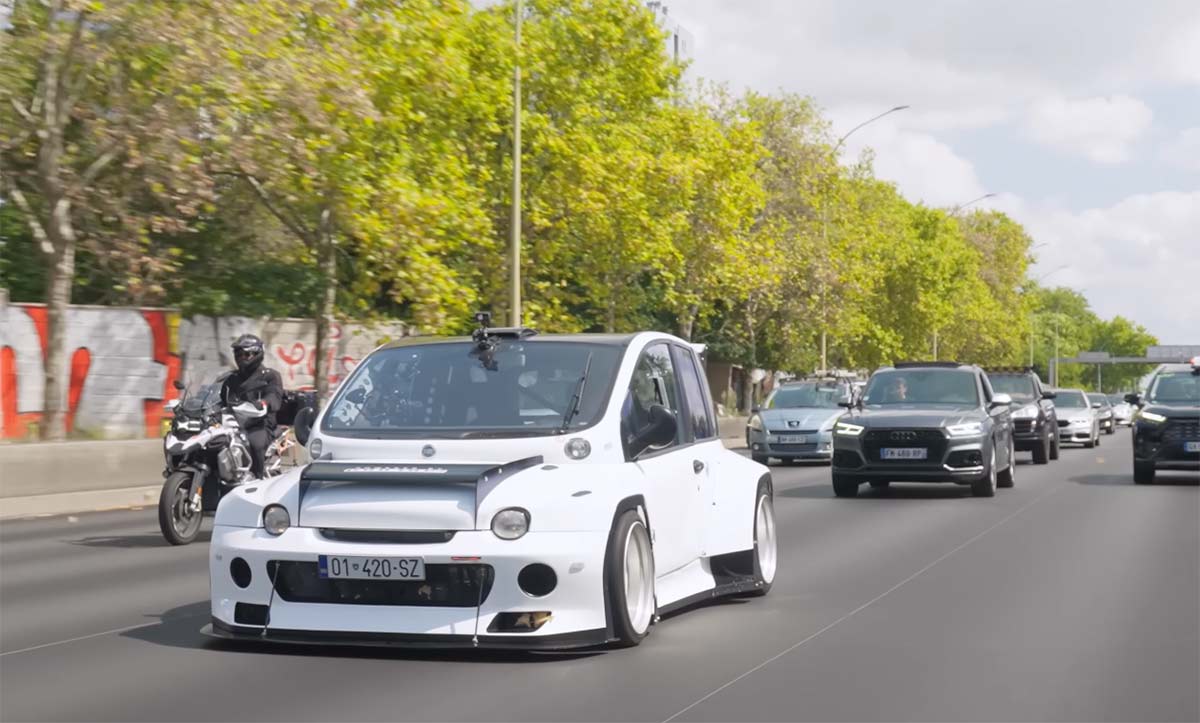 Fiat 1000tipla sur route ouverte