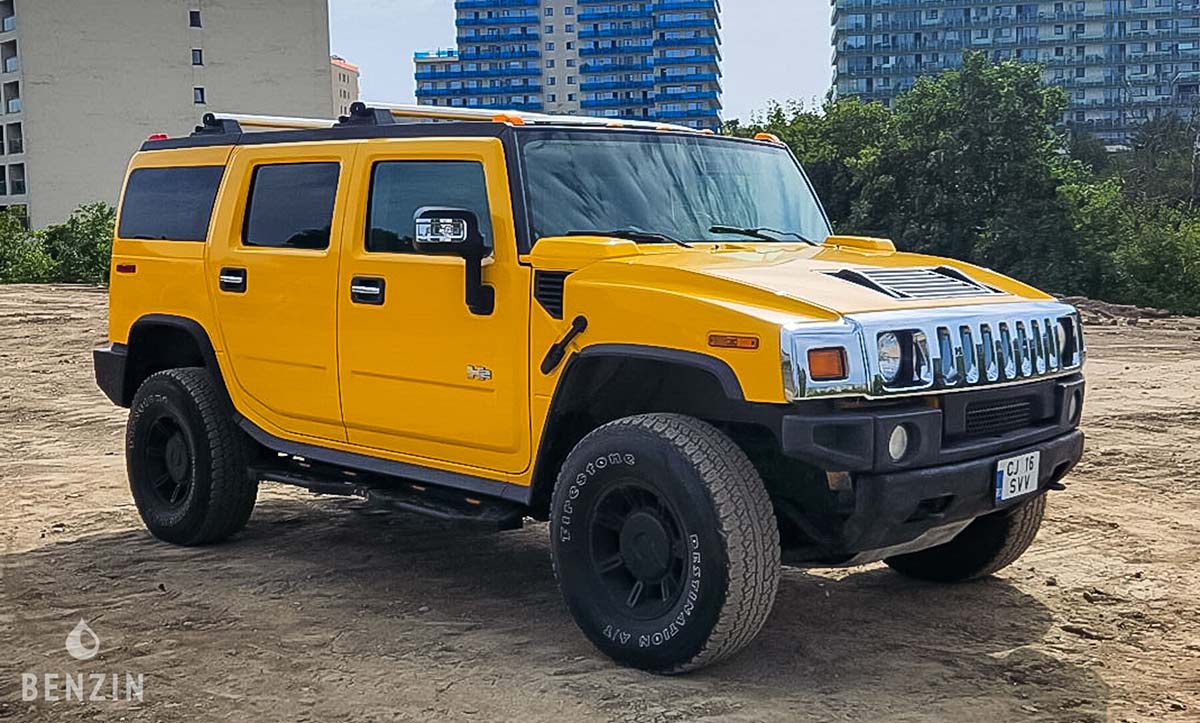 Hummer H2 jaune avec vue en trois/quarts avant