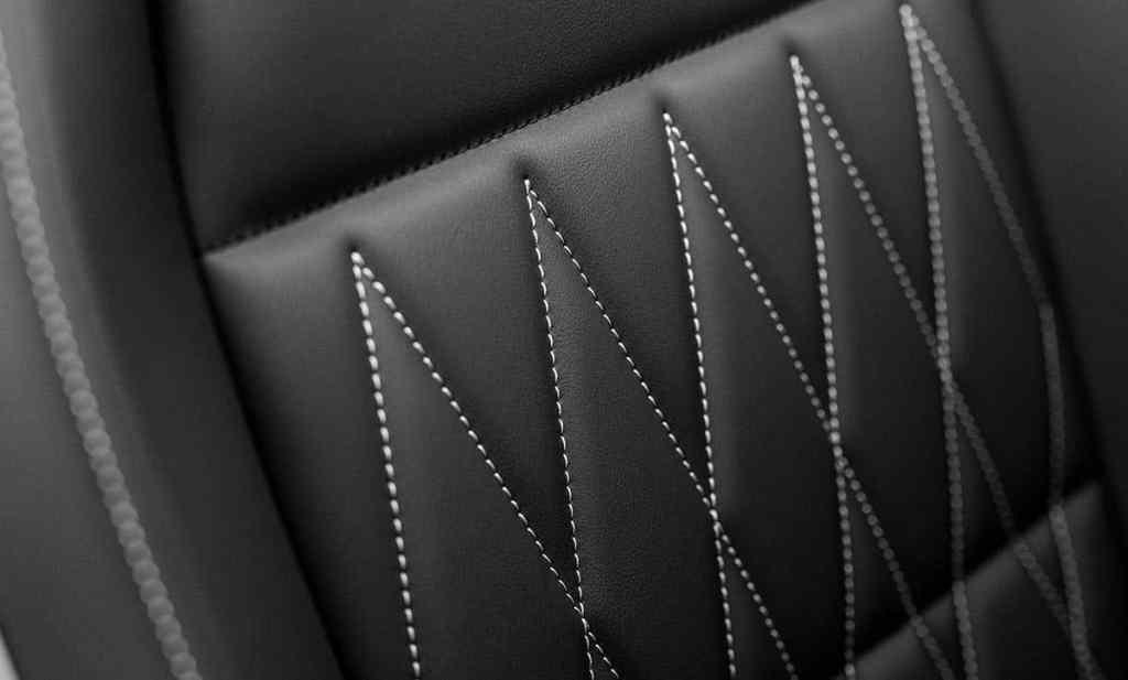 Gros plan sur la sellerie du Mitsubishi Eclipse Cross