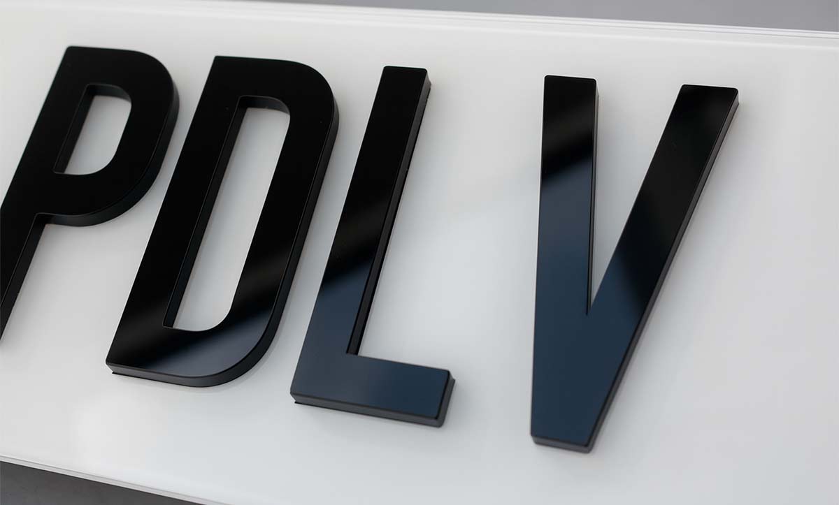 Plaques d'immatriculation avec caractères 4D