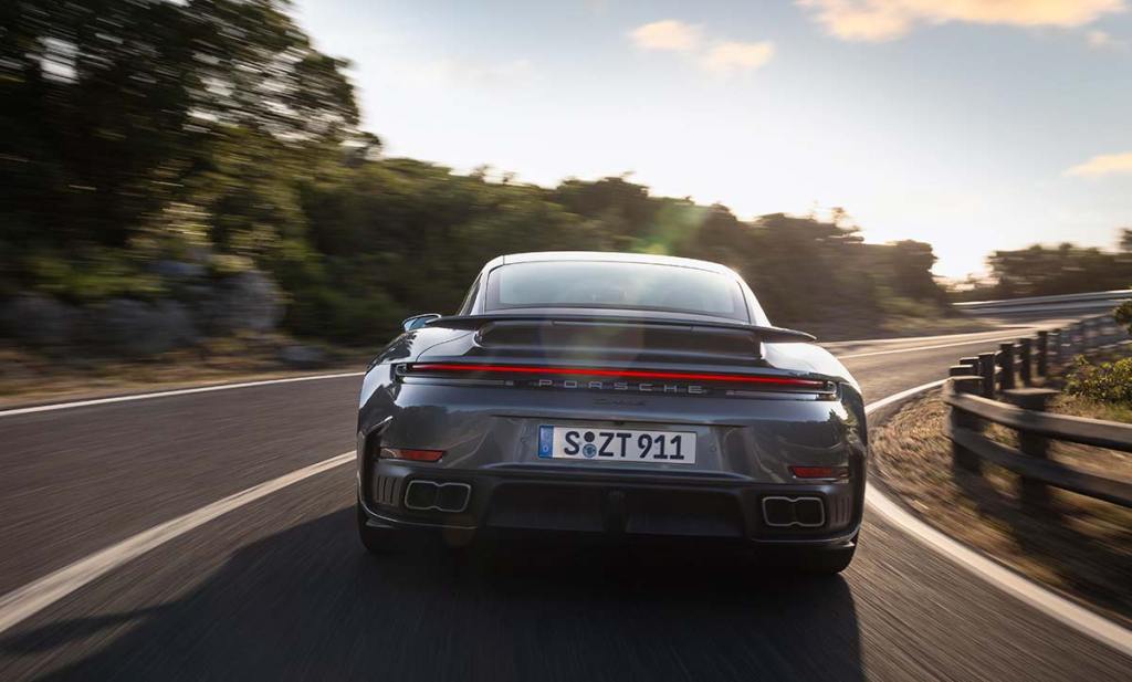 Vue arrière de la Porsche 911 (992) Turbo S