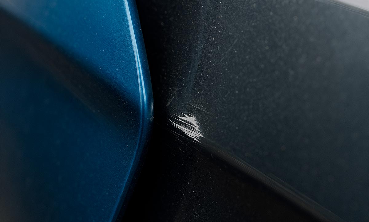 Coup de portière entre deux voitures