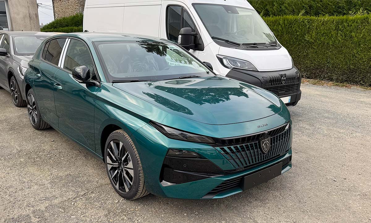 Peugeot 308 restylée en bleu Lagoa