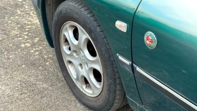 Pneu et jante d'une Peugeot 406 Roland-Garros