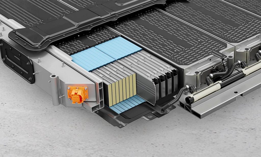 Gros plan sur la batterie du Porsche Cayenne Electric et son double système de refroidissement