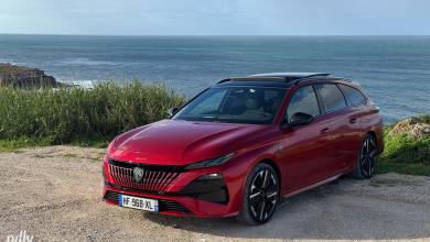 Peugeot 308 SW restylé de couleur rouge