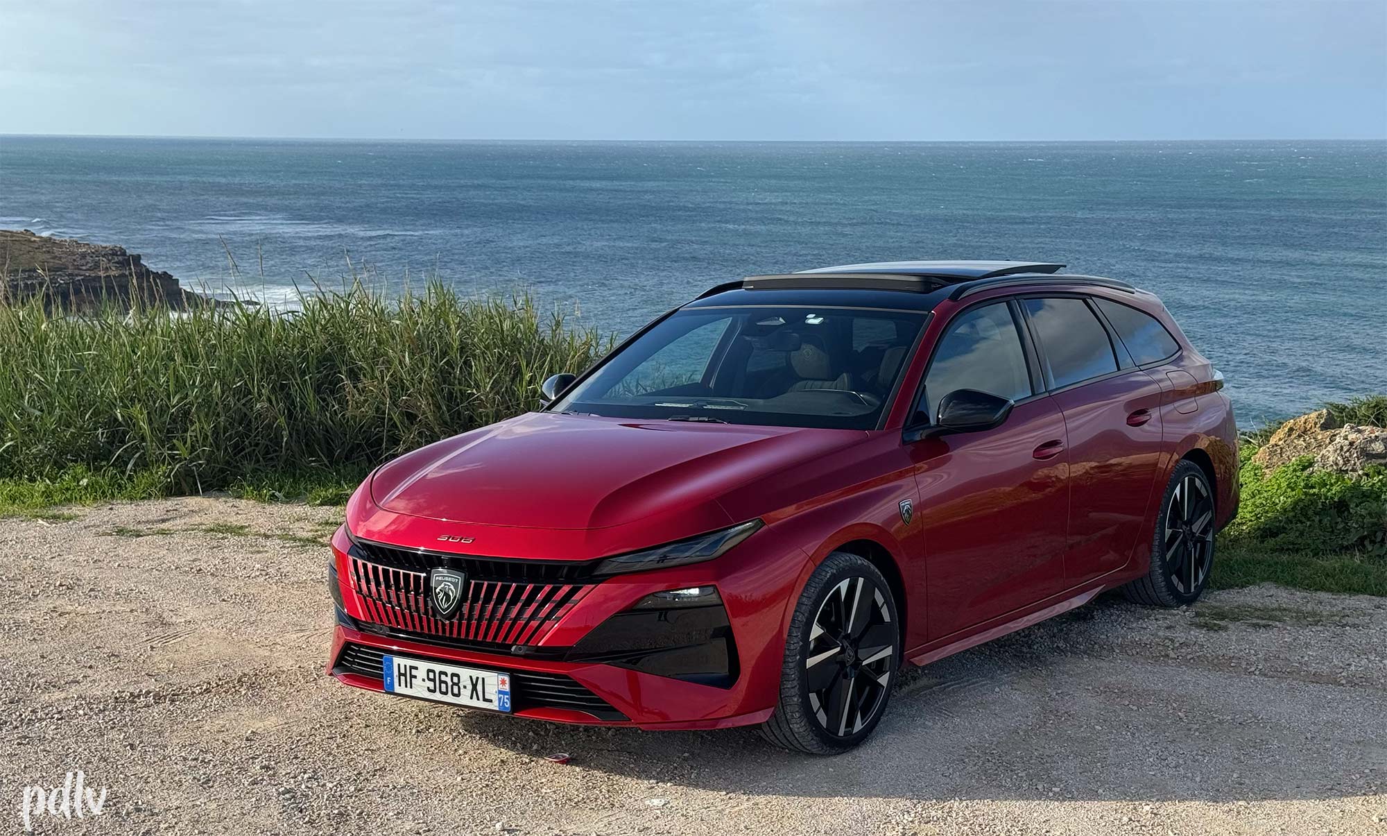 Peugeot 308 SW restylé de couleur rouge