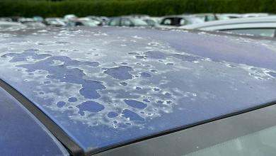 Vernis écaillé sur le toit d'une voiture bleue