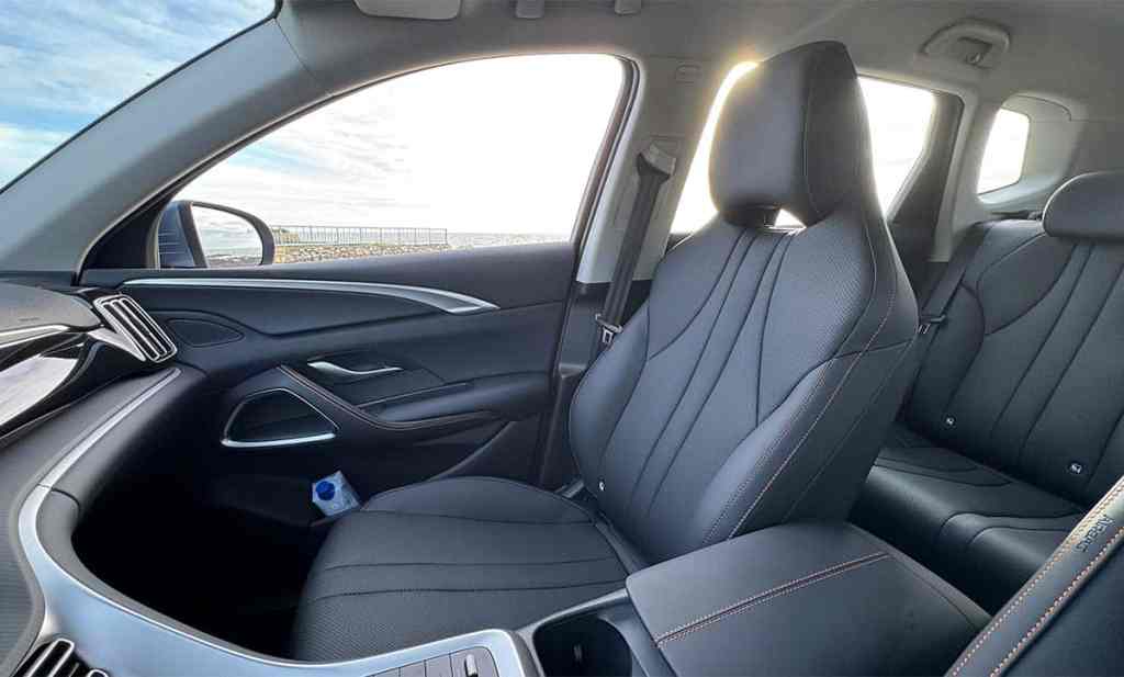 Vue intérieure d'un BYD Sealion 5 DM-i avec l'intérieur noir