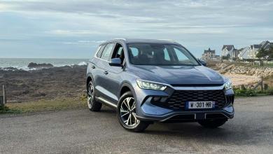 Vue 3/4 avant du BYD Sealion 5 DM-i au bord de la mer