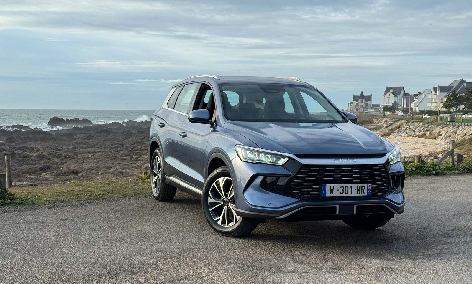 Vue 3/4 avant du BYD Sealion 5 DM-i au bord de la mer