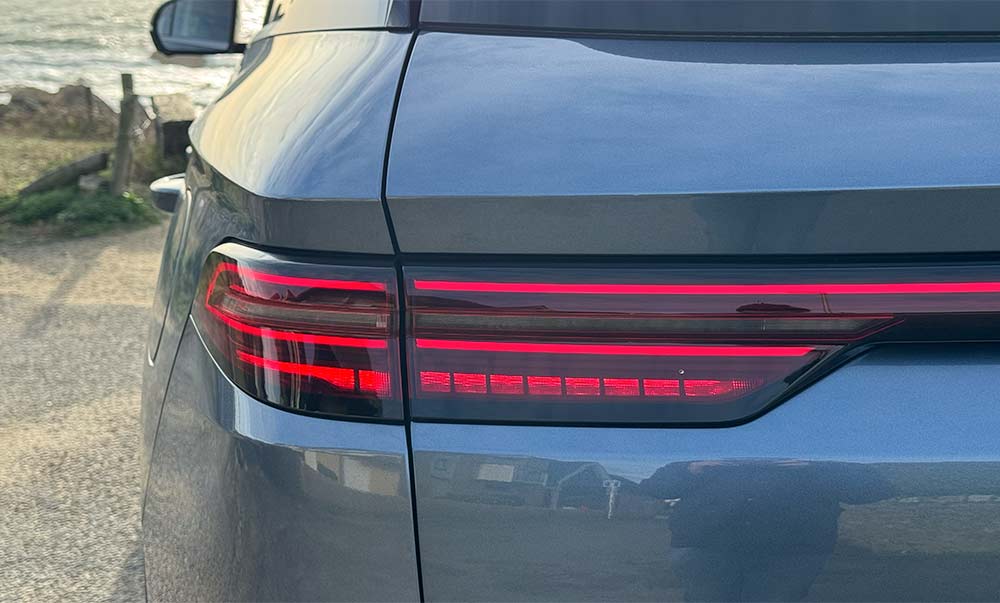 Signature lumineuse arrière du Sealion 5 DM-i