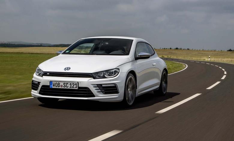 Volkswagen Scirocco en train de rouler sur route ouverte