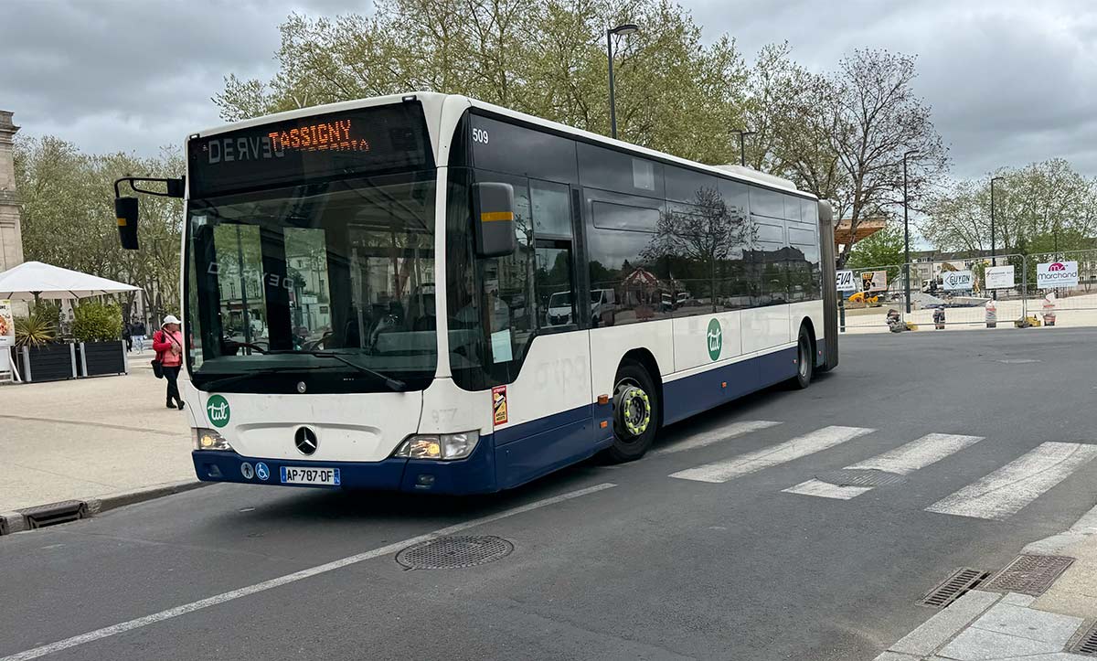 Mercedes Citaro G blanc et bleu du réseau TUL de Laval en Mayenne