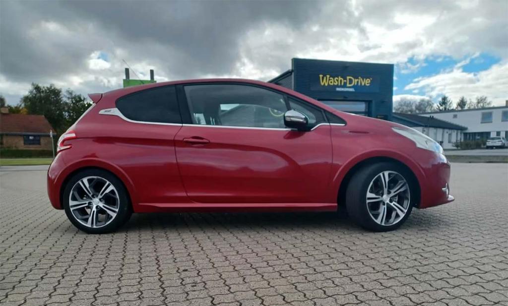 Peugeot 208 GTI de profil