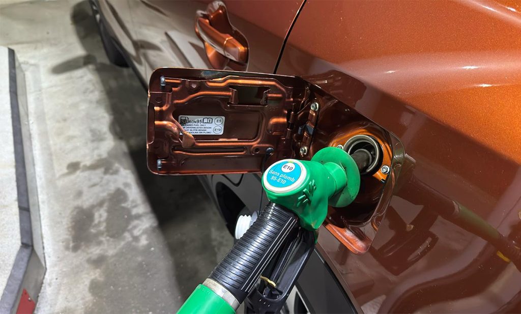 Suzuki S-Cross Hybrid 110 en train de faire le plein de carburant