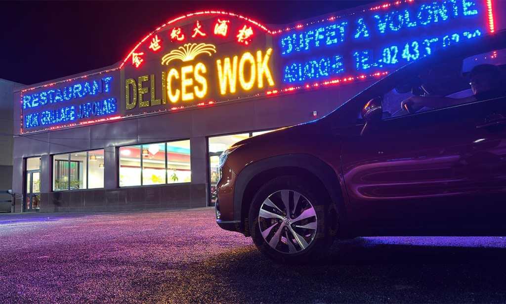 Suzuki S-Cross Hybrid devant un restaurant asiatique à Laval en Mayenne