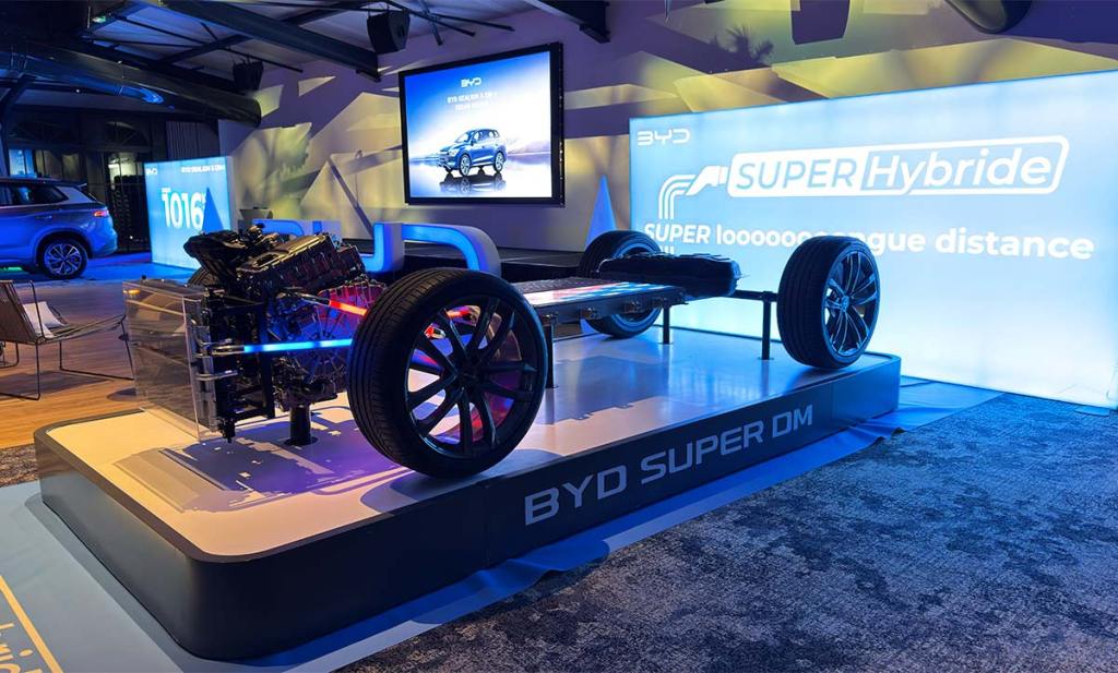 Châssis du BYD Sealion 5 DM-i qui permet de percevoir l'implantation des moteurs et de la batterie