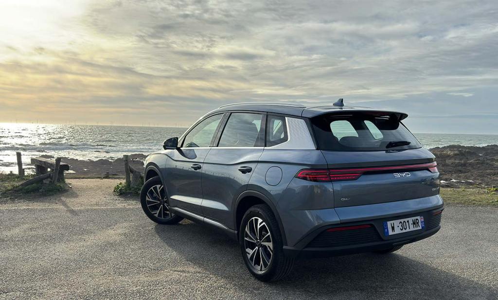 Vue 3/4 arrière du BYD Sealion 5 DM-i