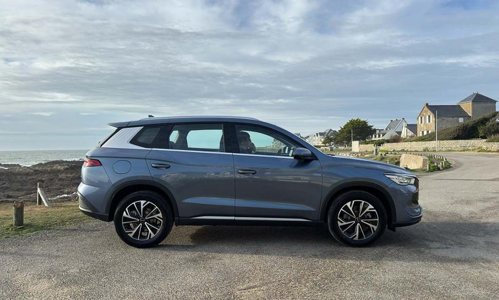 Vue de profil du BYD Sealion 5 DM-i