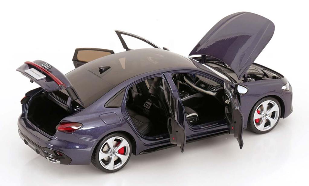 Vue 3/4 arrière de l'Audi A5L de Paudi Model avec toutes les parties mobiles ouvertes