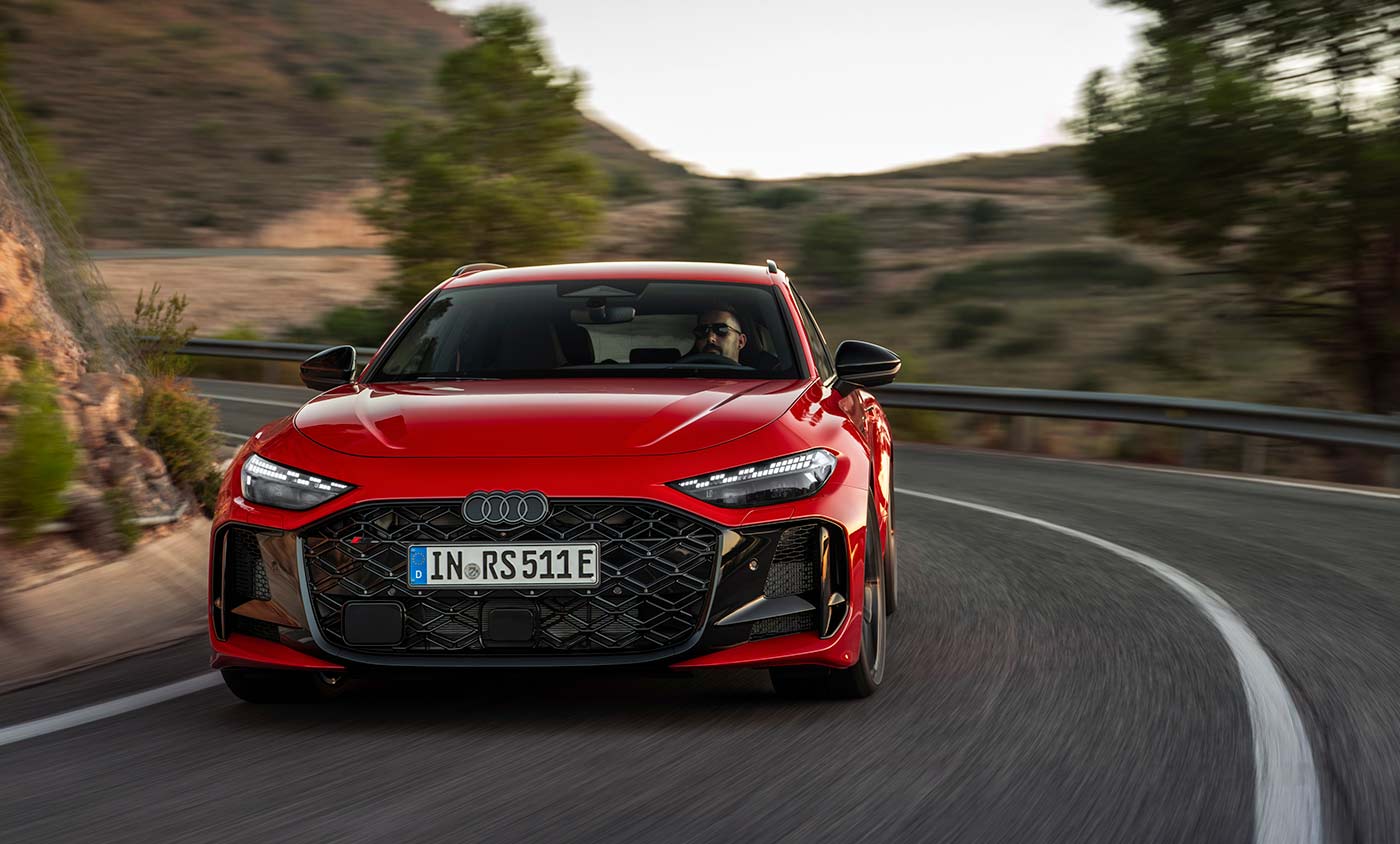Audi RS 5 Avant rouge sur route