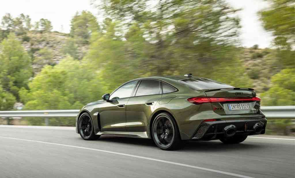 Audi RS 5 berline vert Bedford sur route ouverte