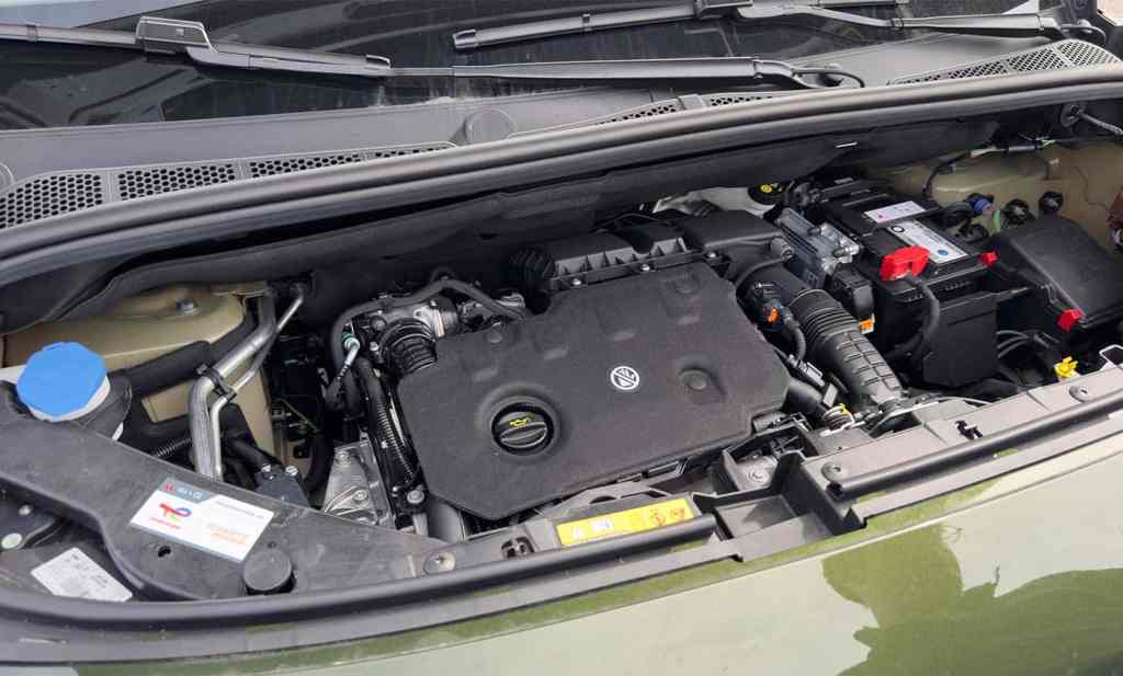 Baie moteur d'un Citroën Berlingo BlueHDi 130