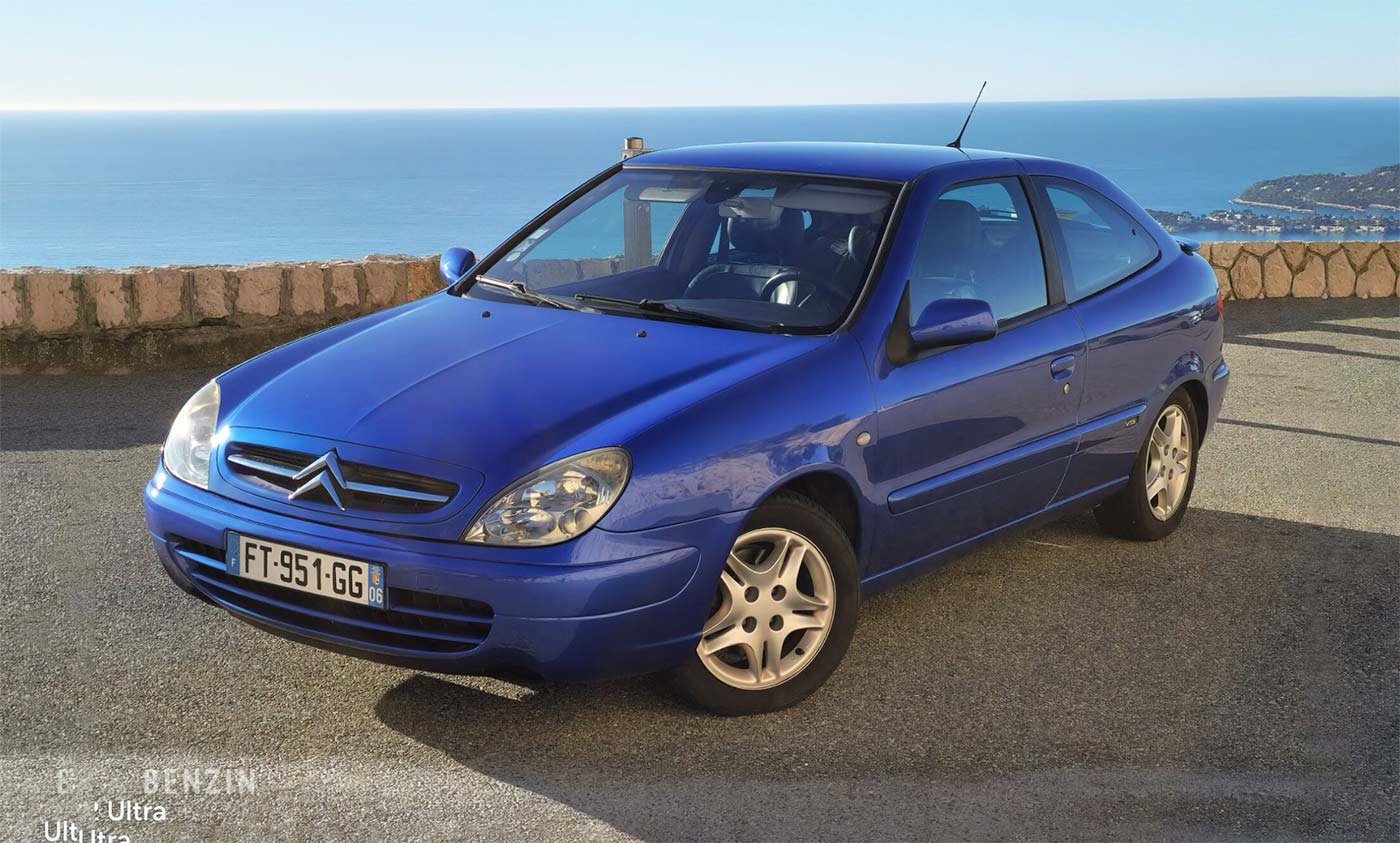 Citroën Xsara VTS bleue au bord de la mer