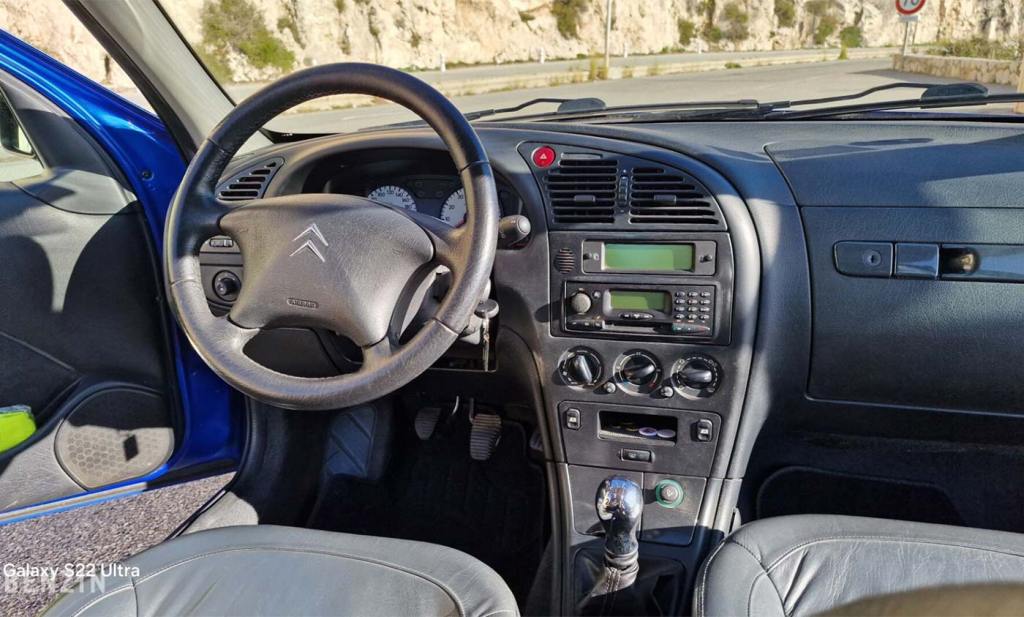 Volant et console centrale d'une Citroën Xsara VTS