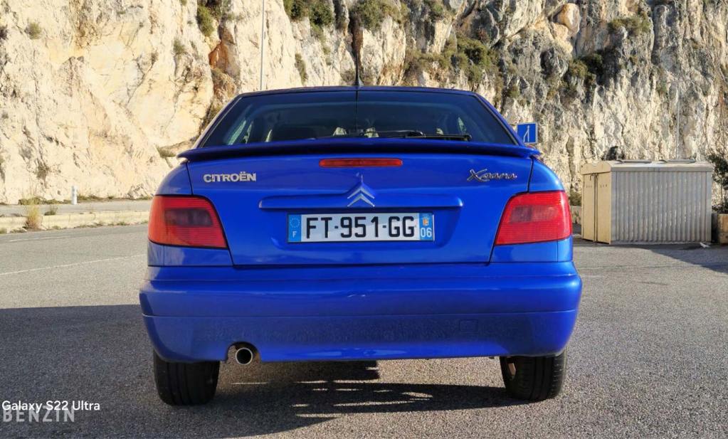 Vue arrière d'une Citroën Xsara VTS bleue